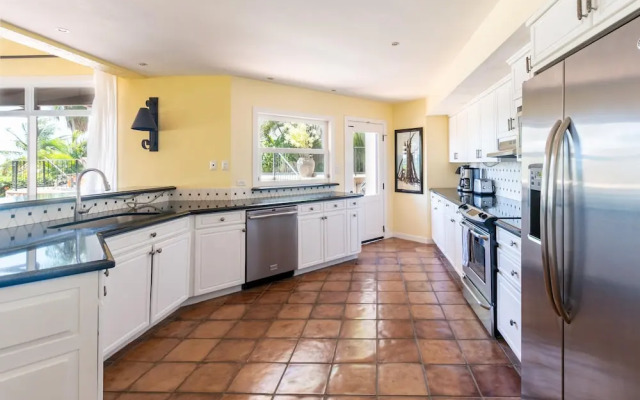Luxury Ocean-view Flamingo Home Sleeps 10 - Walk to Beach