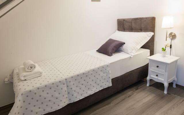 XIV Century rooms