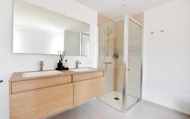 Gazmira 3-1 PENTHOUSE DELUXE & JACUZZI 3B