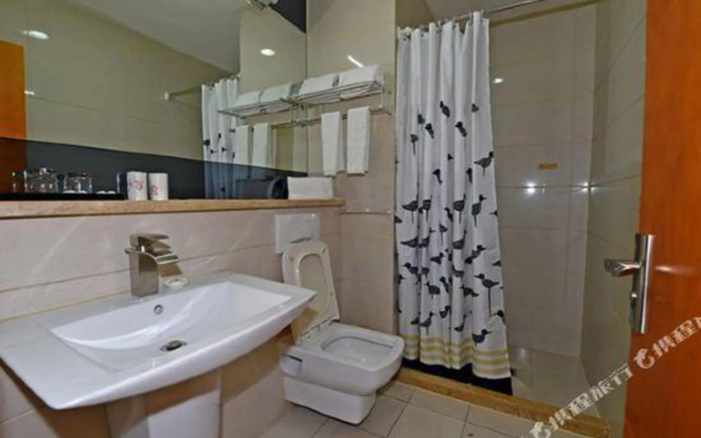 Lanwan Hotel (Karamay Xihuan Road)