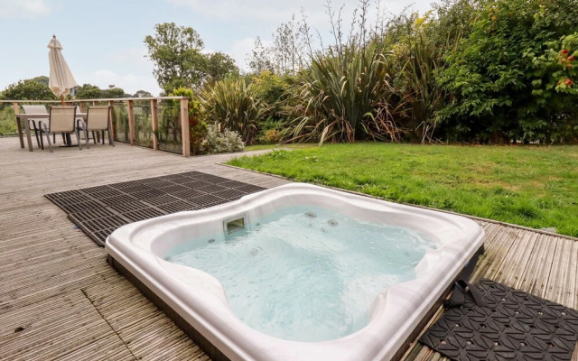 5 Tree Tops, Looe