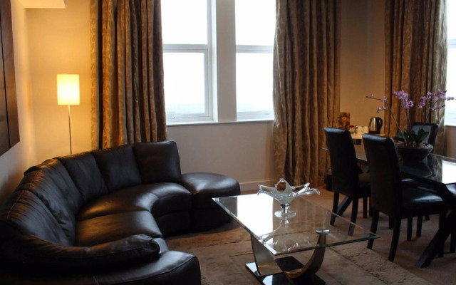 Admiralty Hotel & Restaurant