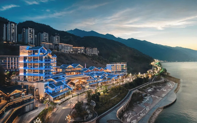 Hualuxe Chongqing Wushan by IHG