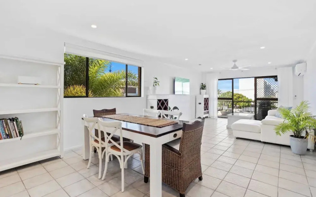 Little Palms by Burleigh Letting Co
