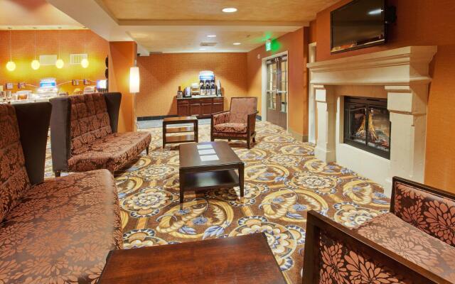 Holiday Inn Express & Suites Sacramento NE Cal Expo by IHG