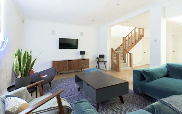 The Harrods Mews Modern 4Bdr Mews Home With Terrace