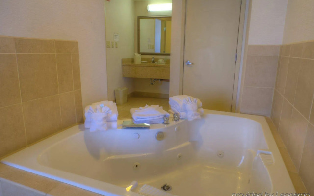 Holiday Inn Express & Suites Phoenix Midtown by IHG