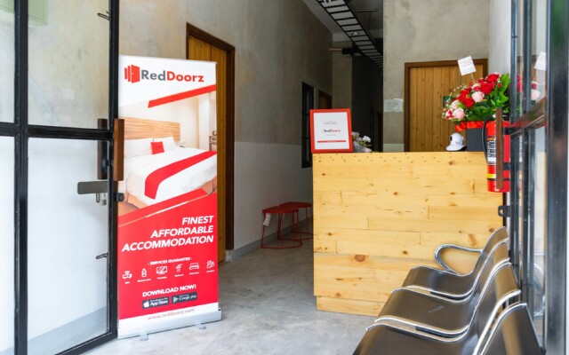 RedDoorz near Sam Poo Kong 3