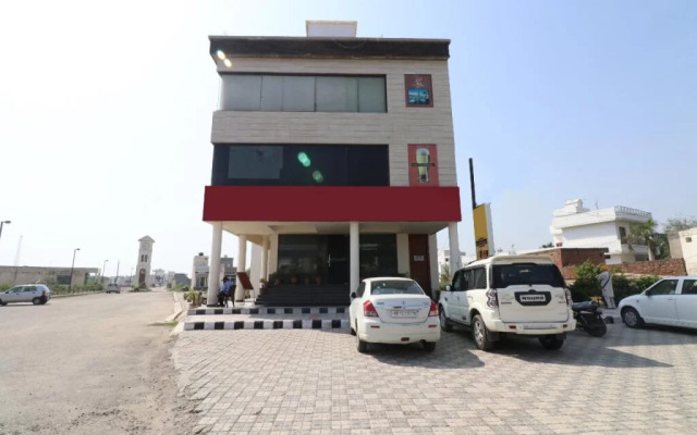 The Classic By OYO Rooms