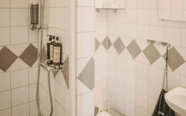 Inviting Hotel Room With Free Breakfast