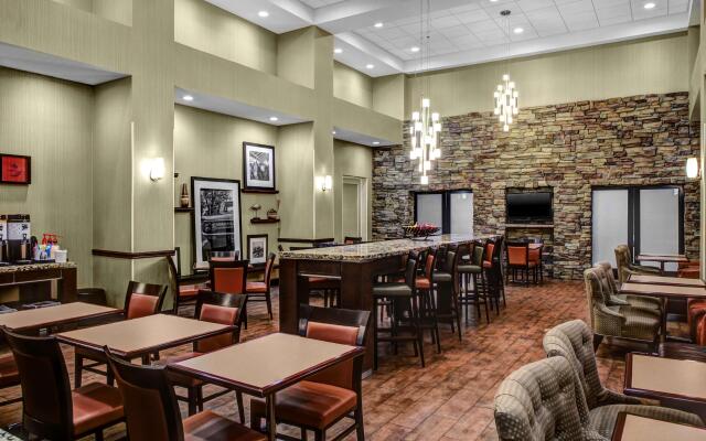 Hampton Inn & Suites Bakersfield/Hwy 58, CA