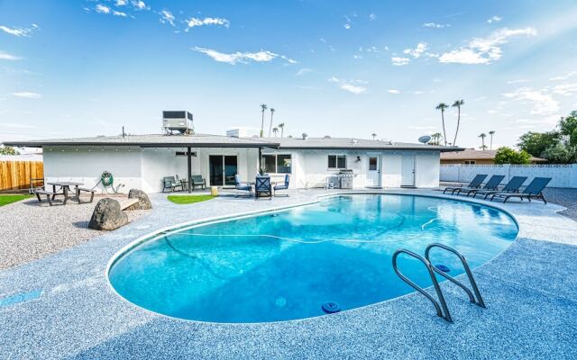 3BR Sleeps 8 Pool Putting Green BQQ Large Island!