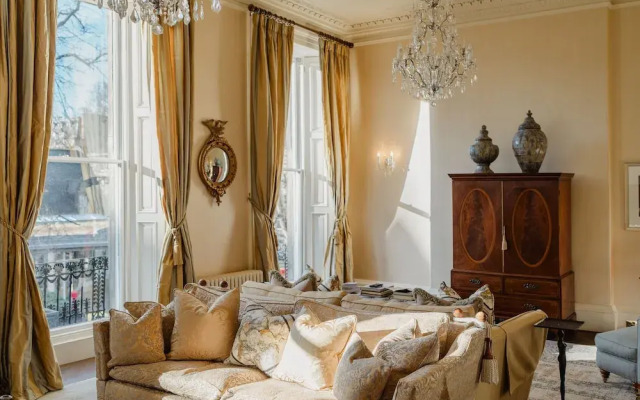 Prestigious Townhouse close to Princes Street
