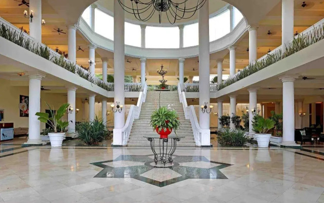 Grand Palladium Lady Hamilton Resort & Spa All Inclusive