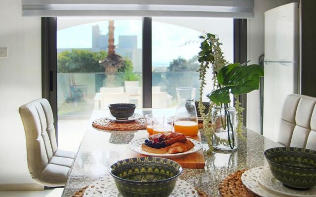 Phaedrus Living: Seaside Luxury Flat Natalia House 102