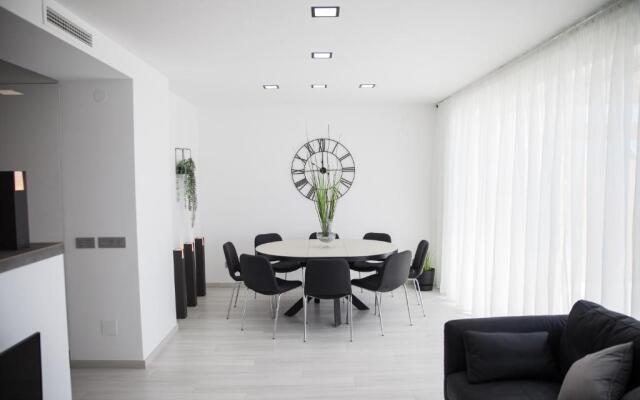Spacious 200 sq.m. penthouse with sea view terraces