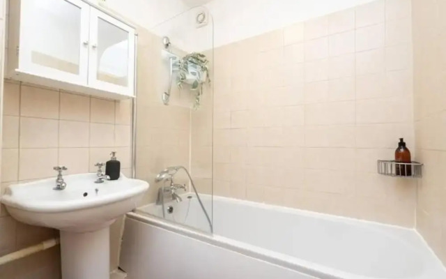 Central London Cosy Apartment With Parking