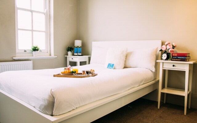 Modern Grove Court Apartment - ISMY