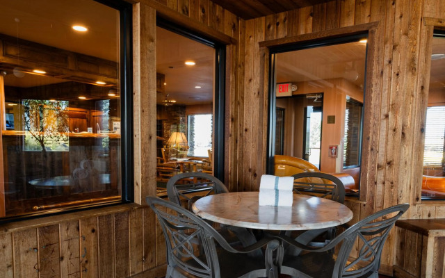 Pinedale Hotel & Suites