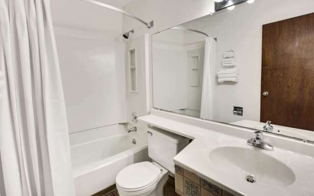 Super 8 by Wyndham Crystal Lake