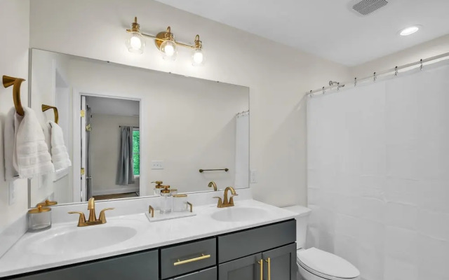 Woodhaven: Your Serene Countryside Escape 5 Bedroom Farmhouse by RedAwning
