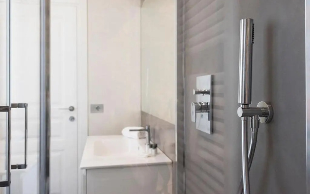 ALTIDO Stylish Apt for 4, close to Como Centre