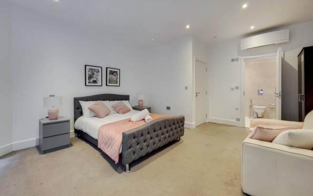 Fantastic 3 Bedroom Apartment off Bakerstreet W AC