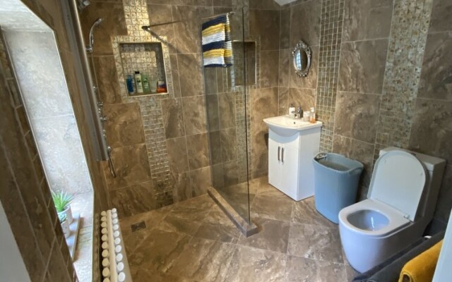 Stunning Beautiful 4-bed House in South Wales