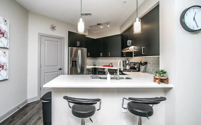 Rooftop Pool-Close 2 Shops-Dining-C4419