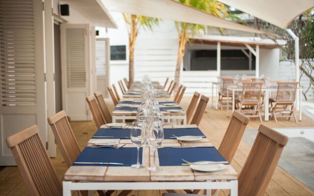 R Beach Club