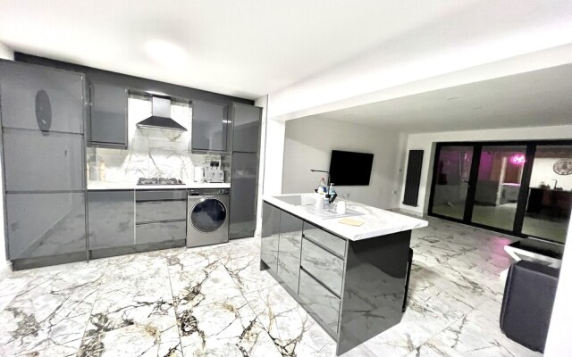 Penthouse Style 2 Bedroom House With Hot-tub
