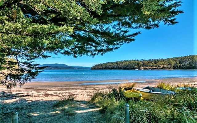Three Beaches - Chic Eco Home Tasmania