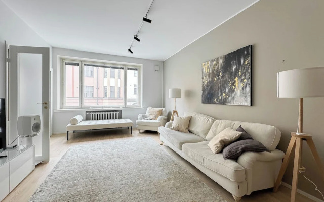 Stylish Downtown 2BR Flat with Sauna and Work Area