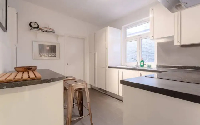 Cozy Charming 3 Bedroom House in Hammersmith
