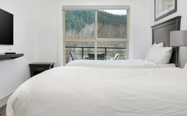 Elevated Escapes 2BR Suite Overlooking Lake