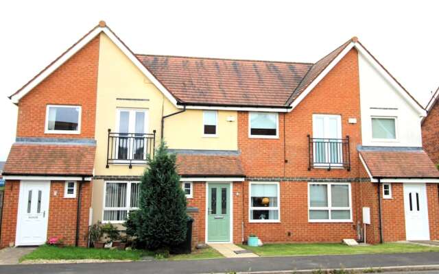 2 Bed House - Large Garden - Fully Refurbished