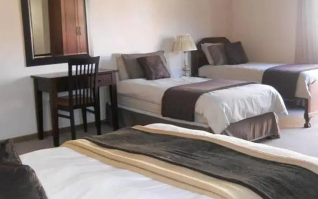 Ninety9 On Villiers Guest House - фото 4