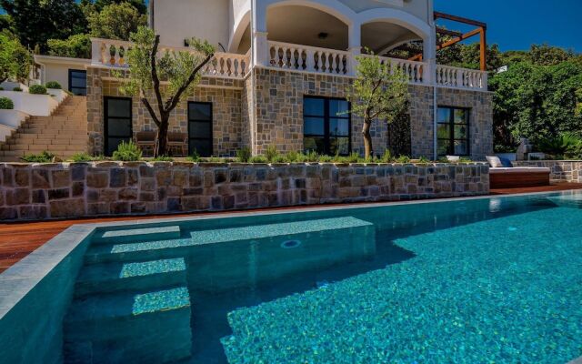 Beachfront Villa Feodora Grande