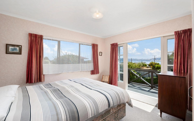 Lake Vista at Two Mile Bay- Taupo Central Holiday Home – Guest Rooms – Taupo