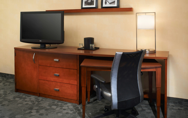 Courtyard by Marriott Chicago Deerfield