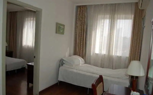 Shanghai Lakeside Holiday Inn