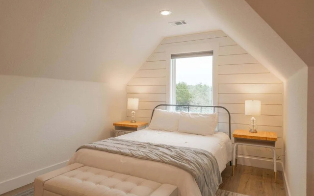 Scarlet Ridge Retreat - Near Wineries & DT Austin!