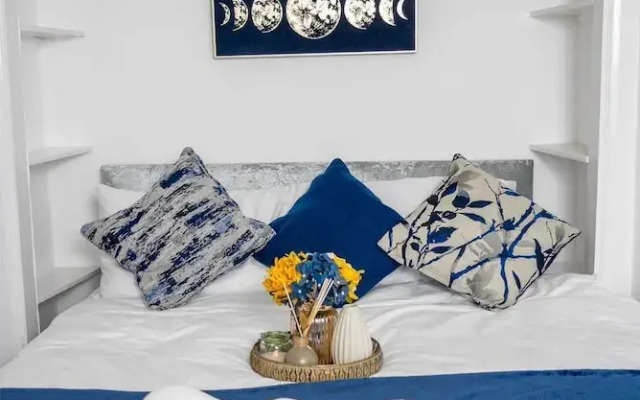 Stylish 4 Bed Apartment- Private Garden & Sleeps 8