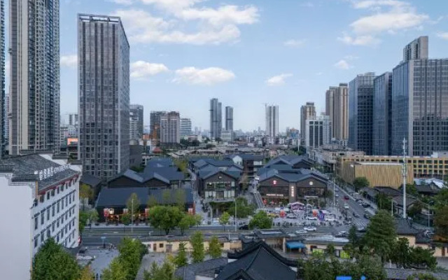 Ruijing Hotel (Wuhan Guiyuan Temple Zhongjiacun Subway Station Store)