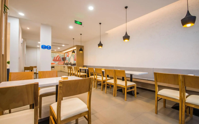VALATOMS Van Latu Tangchi Hotel (Emei High-speed Railway Station Crystal Plaza)