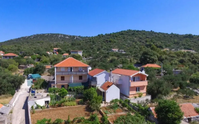 Cozy Apartments With Private Balcony Vinisce