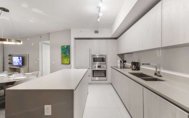 Perfect Beachfront Condo: Comfort & Luxury