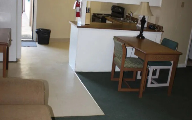 Outpost Motel & Kitchenette Suites