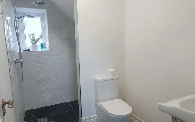 Apartment-sleeps2-parking-garden-patio