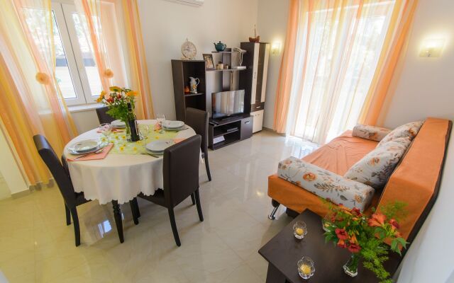 Holiday house Mirjana - beautiful garden with barbecue: Trogir, Riviera Trogir